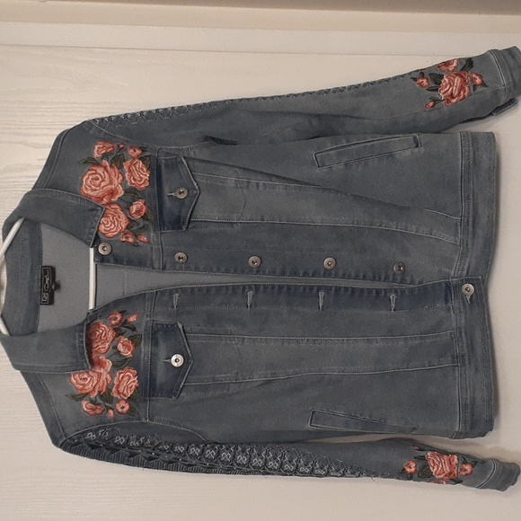 Super cute denim jacket with roses. med. - Picture 5 of 7